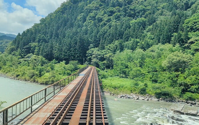 車窓から眺める絶景と大自然